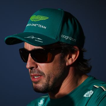 Alonso con gorra y gafas de sol hablando