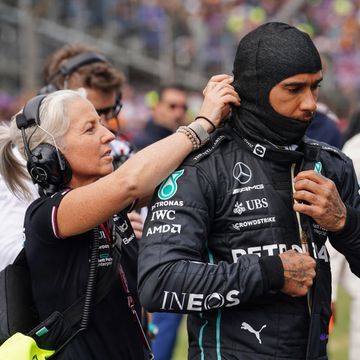 Angela ayudando a Hamilton a colocarse el casco