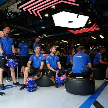 equipo de Alpine sentado en el box