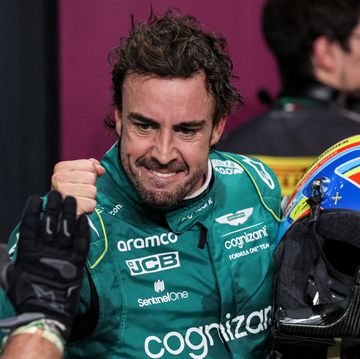 alonso contento con el puño en alto