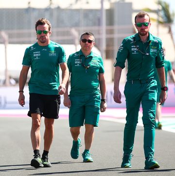 Alonso con dos compañeros andando en la pista