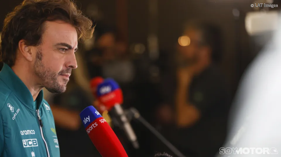 alonso hablando con los periodistas